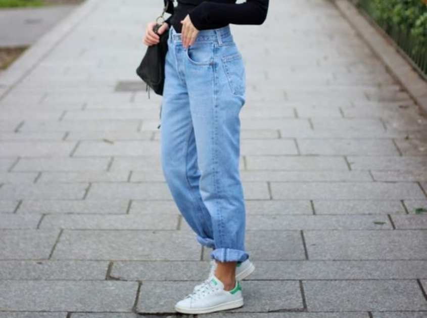 Calça mom jeans: conforto sem perder o estilo