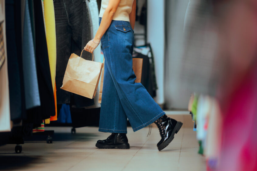 Jeans para 2025: entenda a volta da wide leg