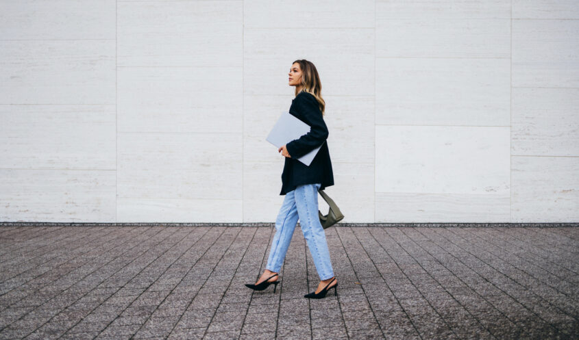 Jeans com salto alto: a tendência do momento